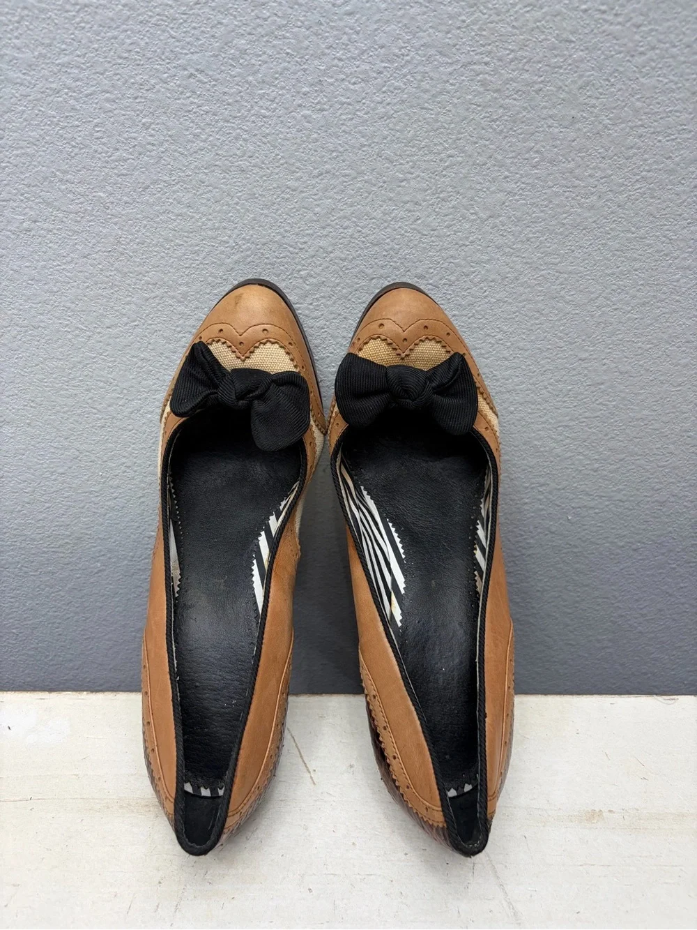 L.A.M.B. Brown Leather Round Toe Bow Pumps Size 6